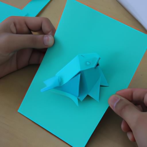 Hướng dẫn gấp giấy từng bước để tạo hình con vật.